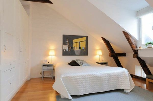 soverom-med-taket skrå-hvitt-attraktiv-sengs-modell