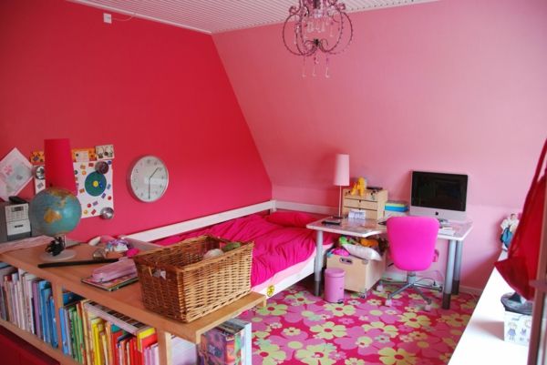 dormitor roz vopsea de perete roșu scaun cu rotile