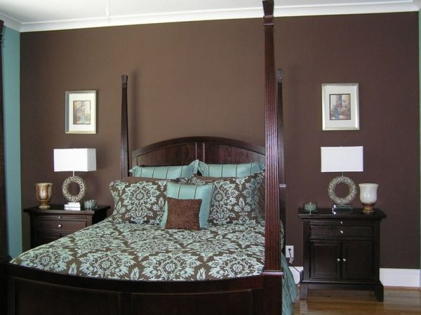 sovrum-vacker-vägg-färg-trä säng, bilder på väggen och två lampor i vitt