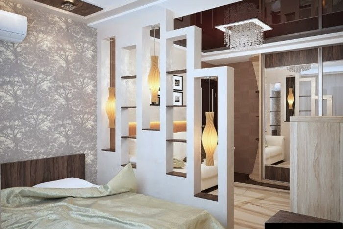 slaapkamer-aparte-planken-as-a scheidingswand-elegant-scheiden losung-small-apartment-kroonluchter-in-kristal-houten meubelen-wandtattoos