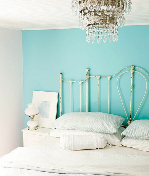 vintage-spálňa-farby stien-zeleno-modro-biele prádlo
