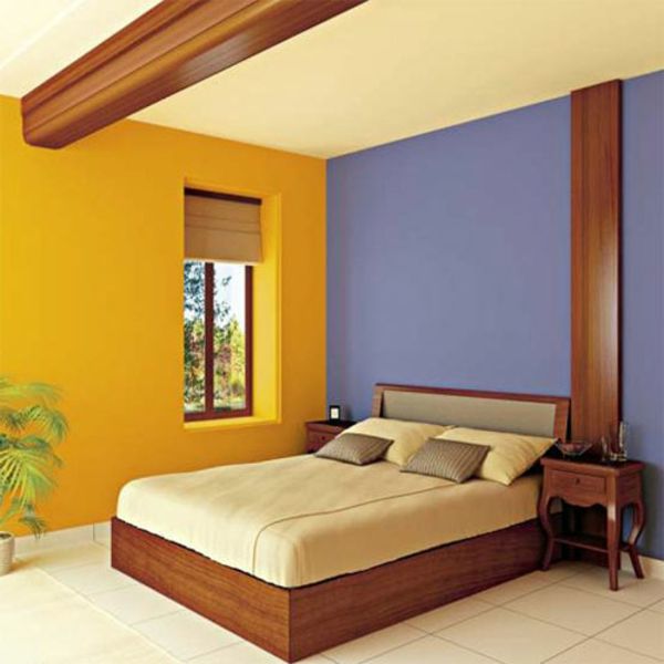 sypialnia z fioletowymi i żółtymi deskami ściennymi