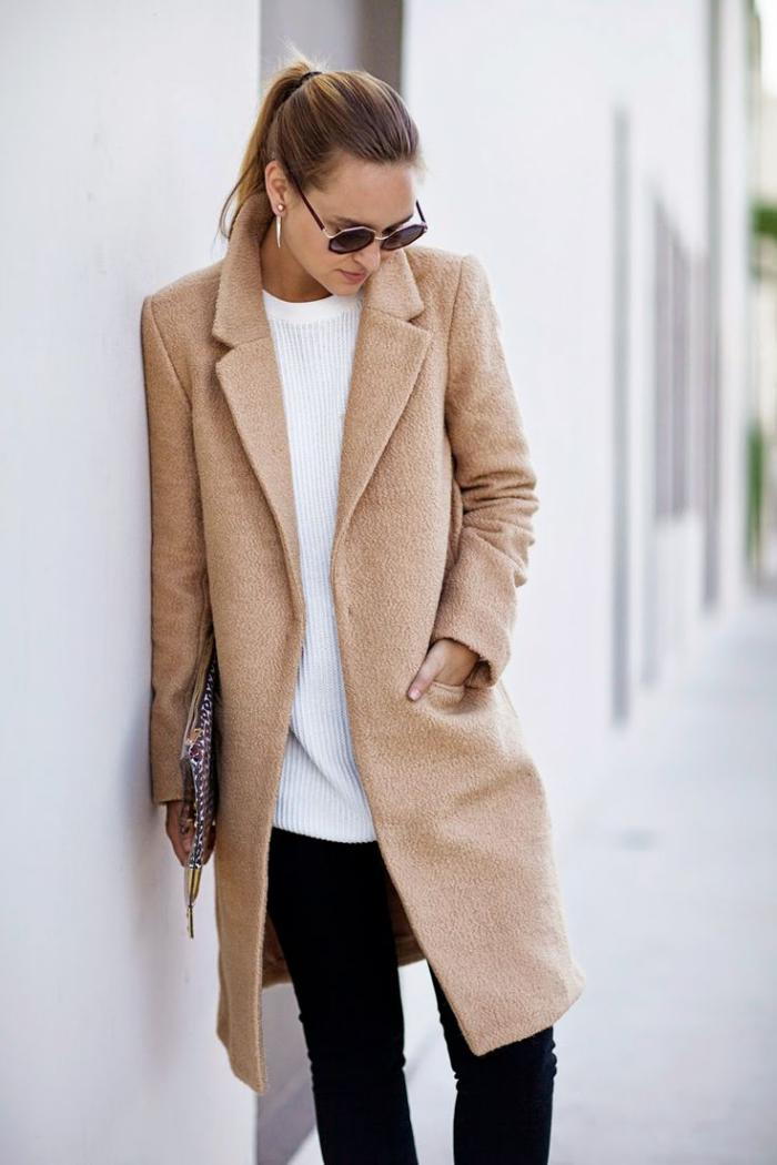 jednoduchý outfit coat-karamelovú farbu a biely sveter a čierne nohavice-bežné vision