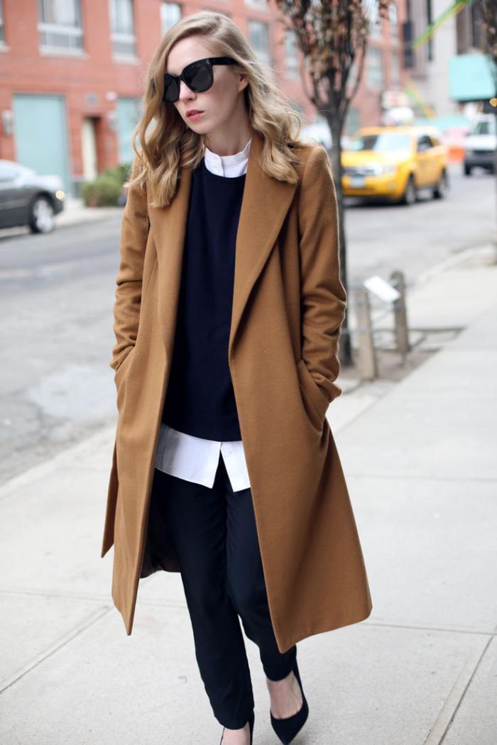 jednoduché oblečenie, zimné kabát karamelová farba čierna sveter nohavice a bielu košeľu