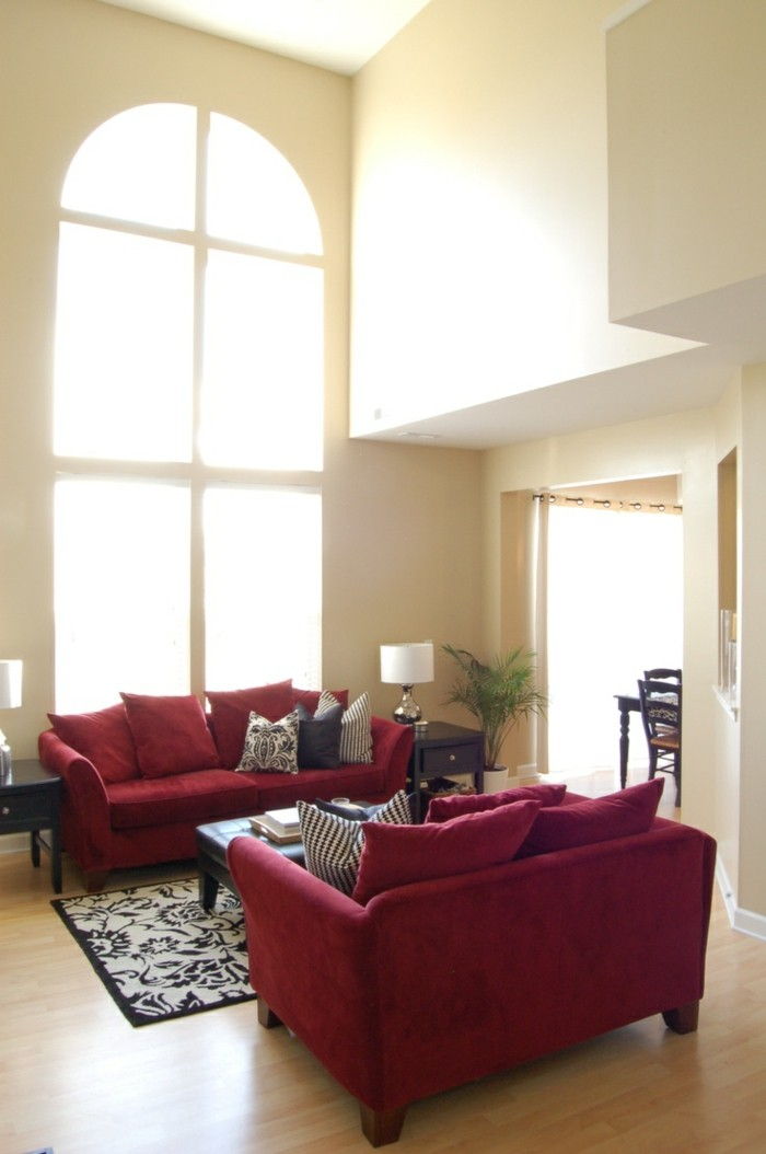 enkle interiør-liten-røde sofaer-svart-hvit pute