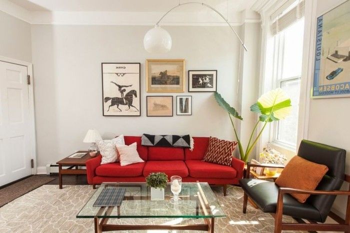 Enkel interiør-hvite-vegger-potteplante designer lampe-svart-skinnstol Red Couch glass salongbord