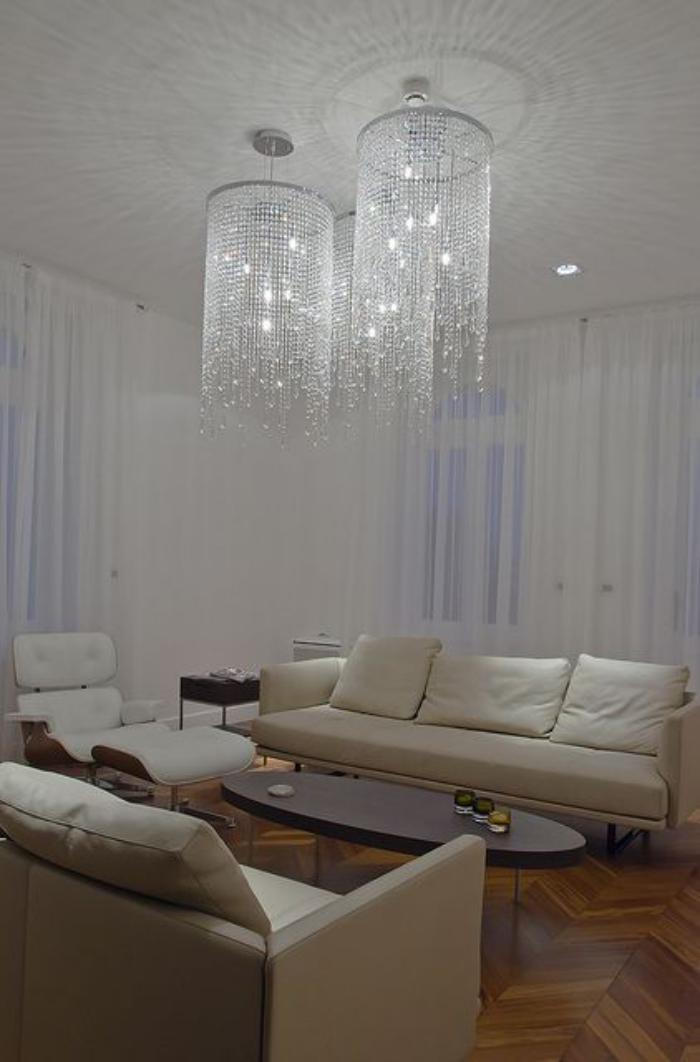 enkel vardagsrum-interiör extravaganta kristall lampor