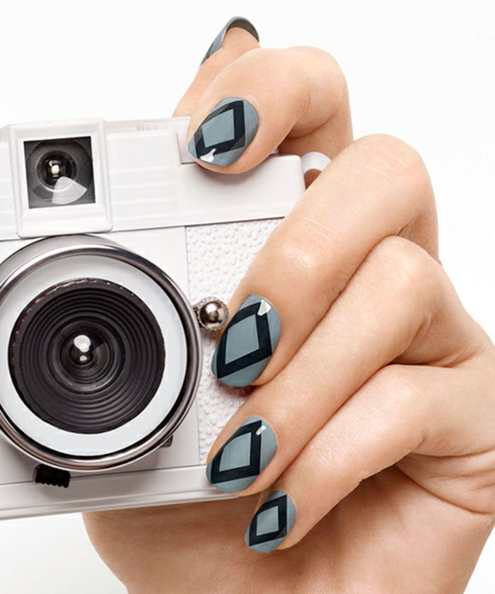 Eenvoudig nagelontwerp in grijs en zwart, ovale nagelvorm, idee voor winterse nagels, witte camera