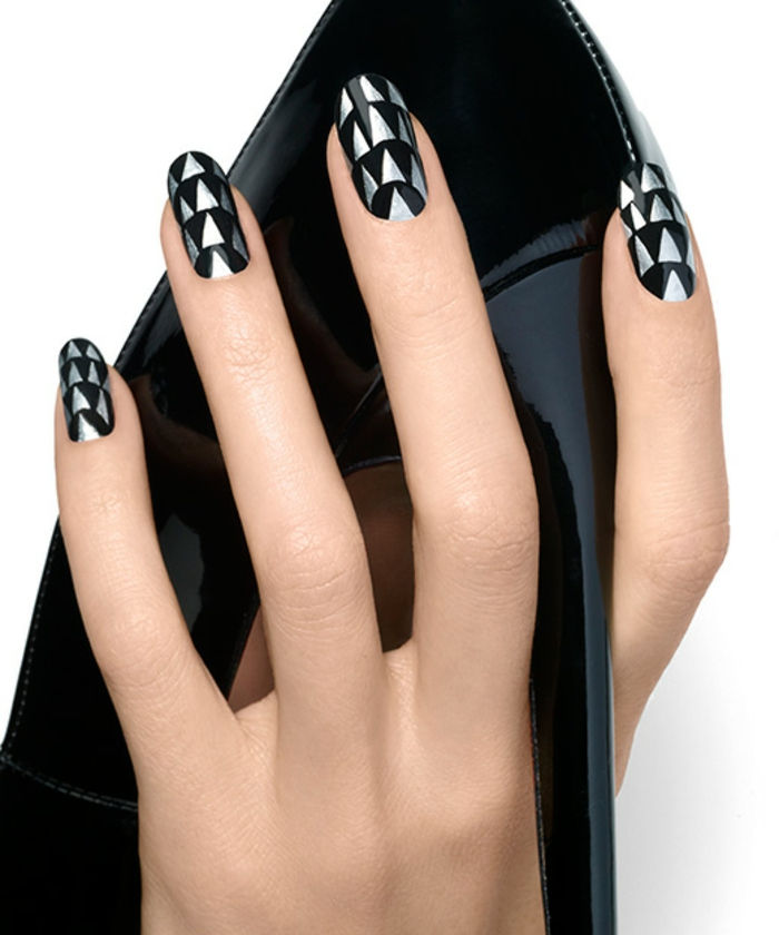 Eenvoudig nagelontwerp in zwart en zilver voor opnieuw stylen, ovale nagelvorm, kleine driehoekjes