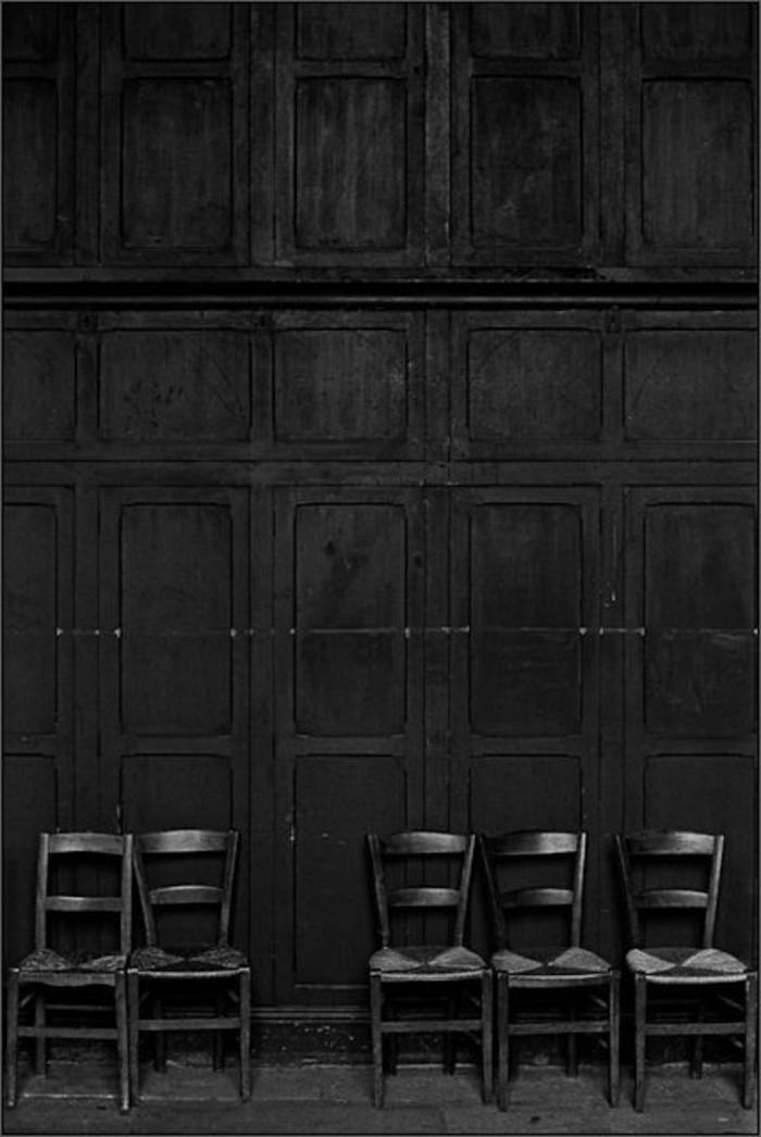 -Basit siyah iç ve siyah duvarlar ve siyah Retro sandalyeler