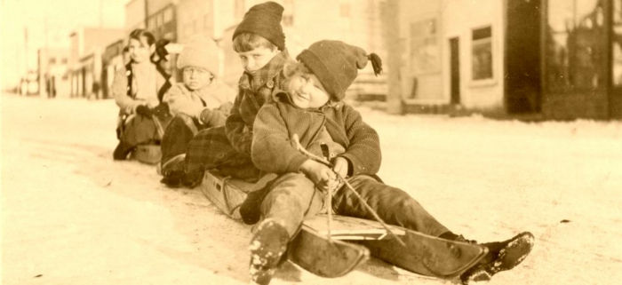 Deti z dreveným-vintage-photo-of-playing-Slide
