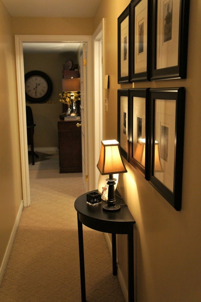 úzky koridor nastavený šesť-nástenné maľby-and-a-nočná lampa