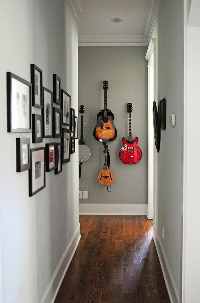estreito Corredor muitas fotos Guitar on-the-wall
