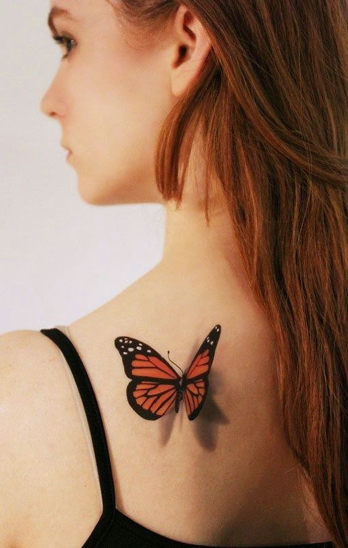 kolorowy tatuaż na plecach, cieniowany, motylkowy, kobiecy i efektowny
