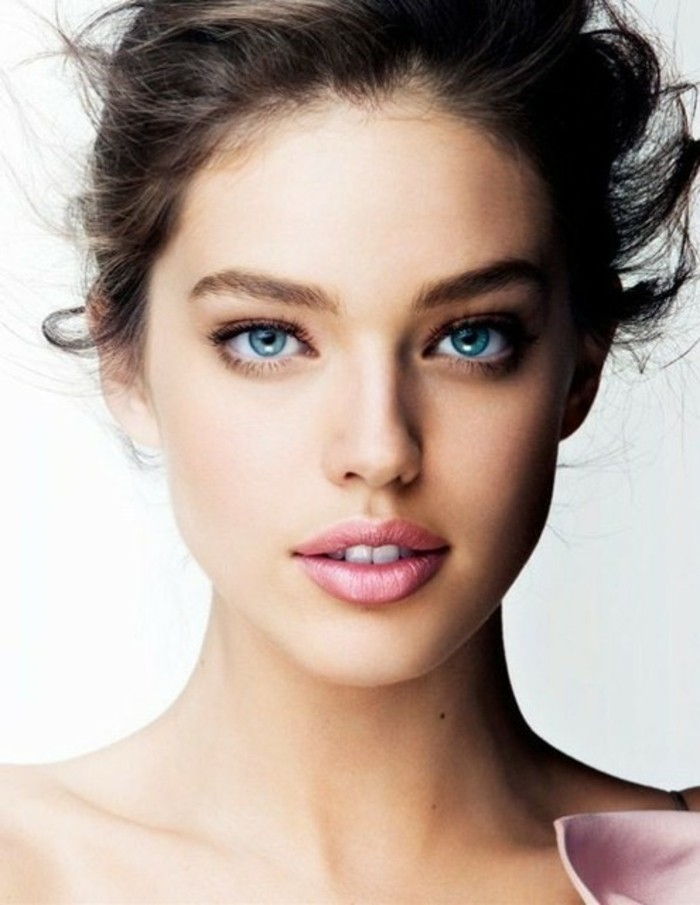 Make-up-eyes-priepustný look-eye make-up a modré oči plné-pery Tmavo hair-