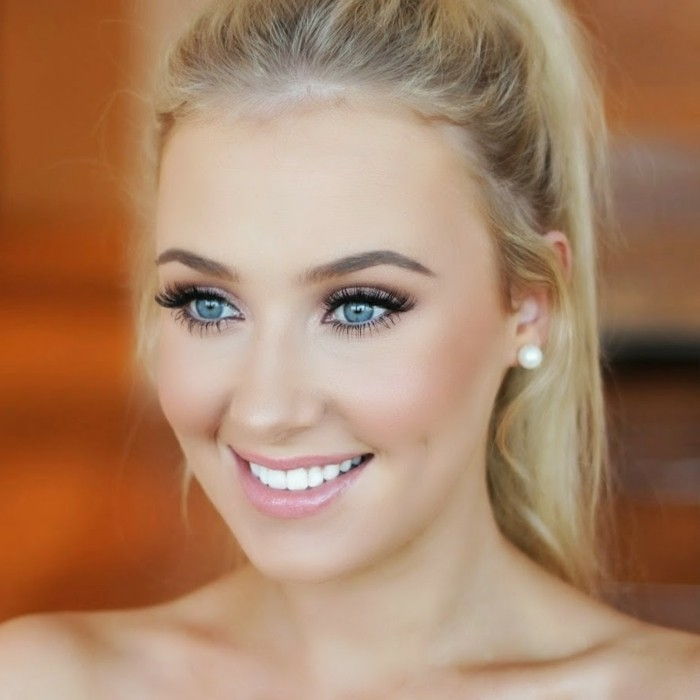 make-up tipy-eye-žiarivý-look-nádherné-blonde-žena-s-modro-oči-laecheln-jemný make-up