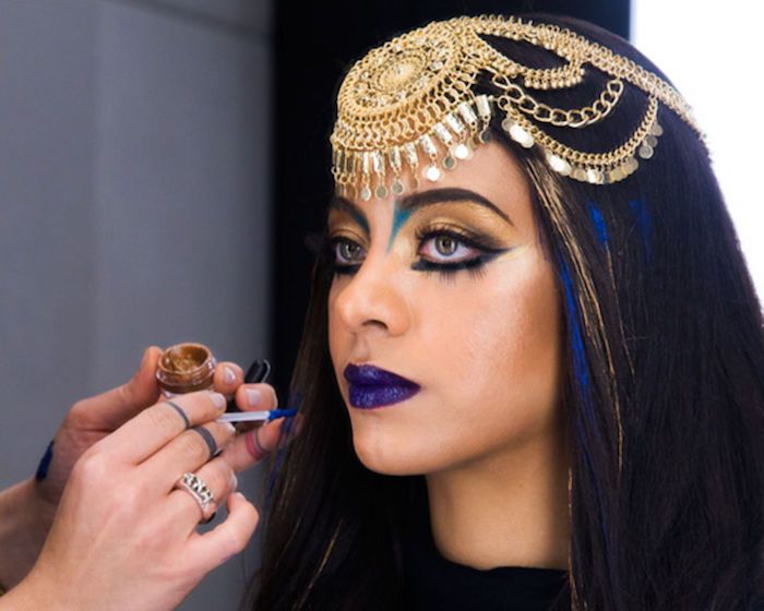 Cleópatra make-up olhar chique com batom roxo dourado headdress