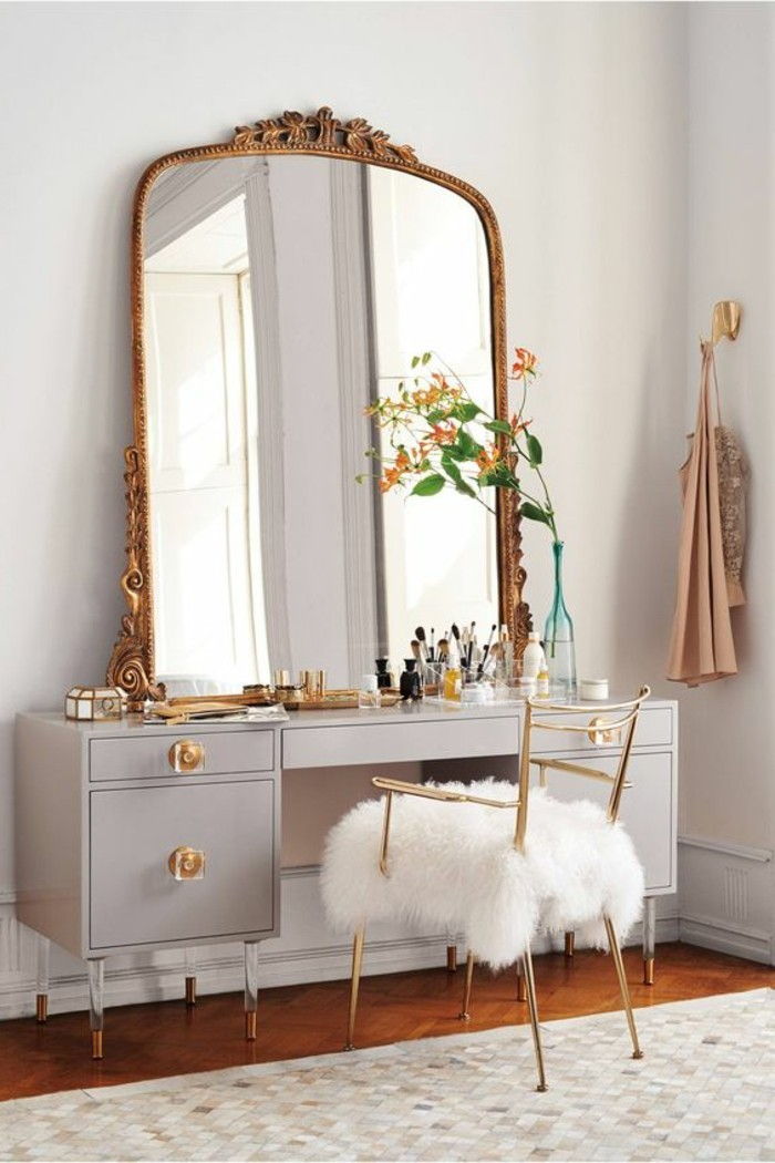 toaletný stolík, toaletný stolík-s-zrkadlo-s-gold-frame-stoličky