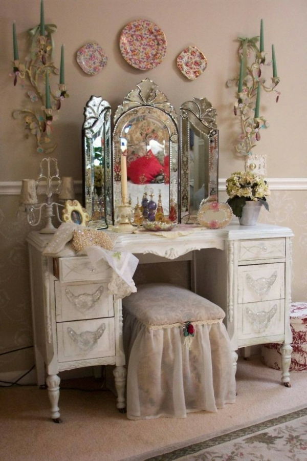 elemente decorative din cameră cu un design oglindat generos