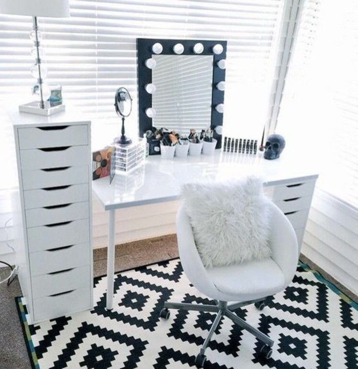 toalettbord-med-lys-wise-stol-teppe-i-peke-og-svart