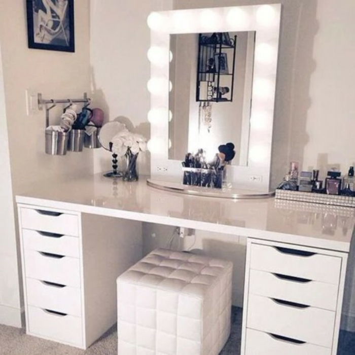 toalettbord-med-speilbelysning-hvit-skinn-stol