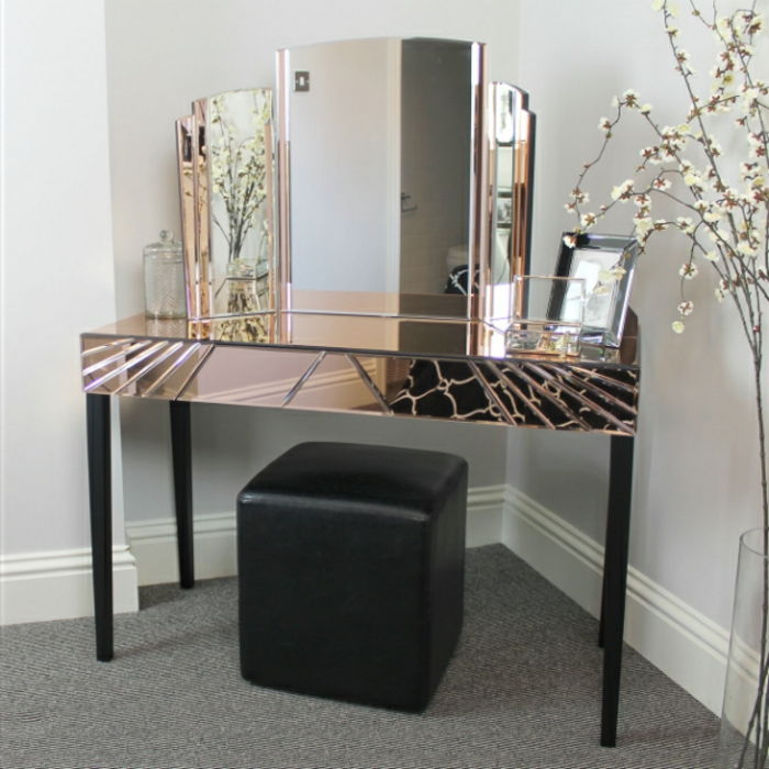spogliatoio tavolo con-specchio-in-the-corner-sedia-pelle rispetto