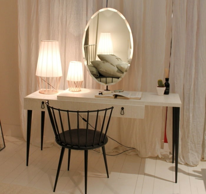 medicazione tavolo con specchio ovale e lampada