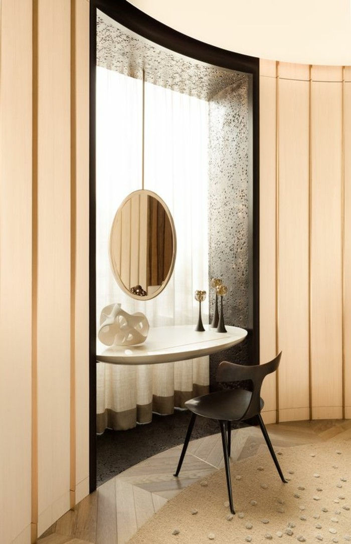 toalettbord-med-speil-svart-stol-beige teppe
