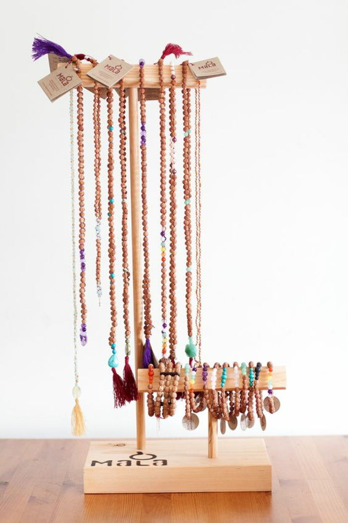 halsband med träpärlor och tofsar, armband, smycken