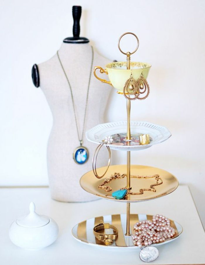 smycken lagring från tallrikar, kaffekopp, örhängen, gyllene halsband, pärlhalsband