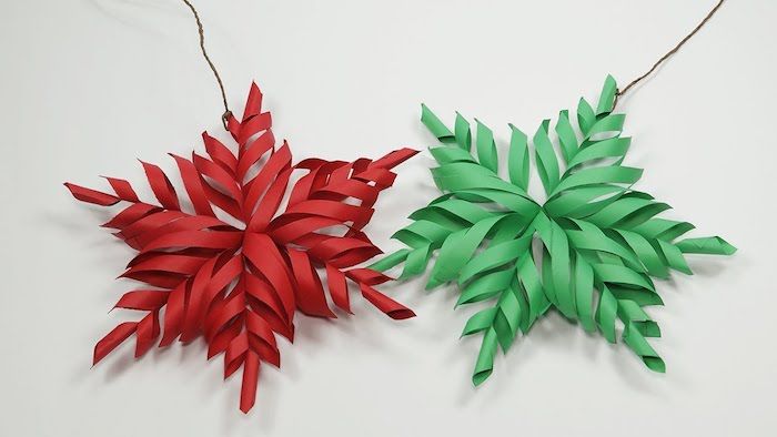 Vianočné farby dvoch 3D snehových vločiek - vynikajúce zimné drobenie