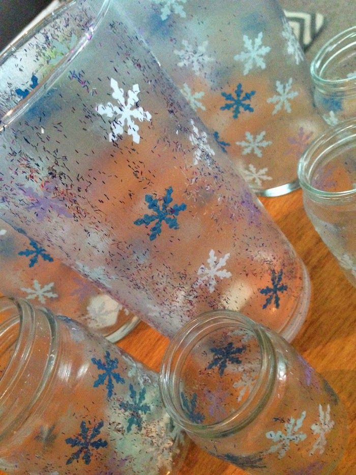 malé snehové vločky v modrej a bielej farbe nalepené na mason sklenice a poháre