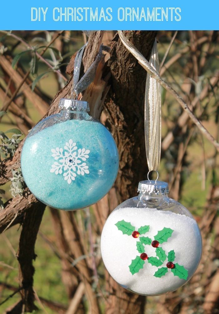 Papierové snehové vločky zdobia vianočný loptu visí na strome