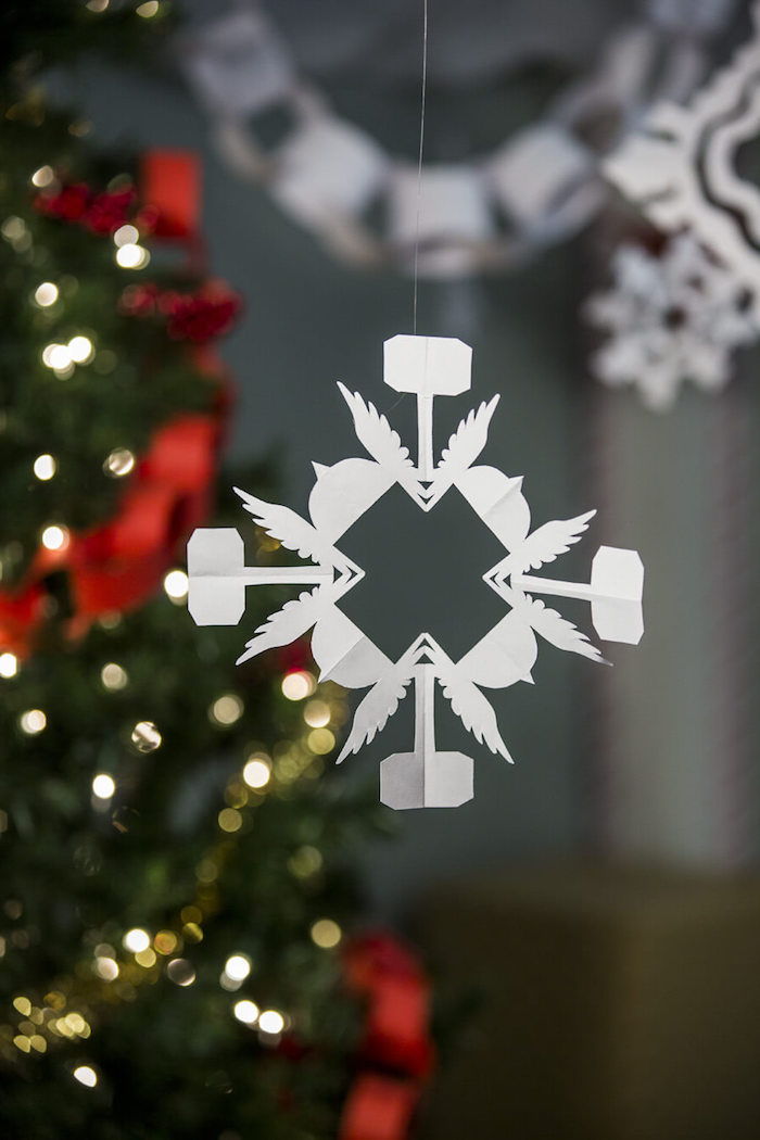 Papierové snehové vločky - veľmi jemný dizajn s krídlami na vianočnom strome