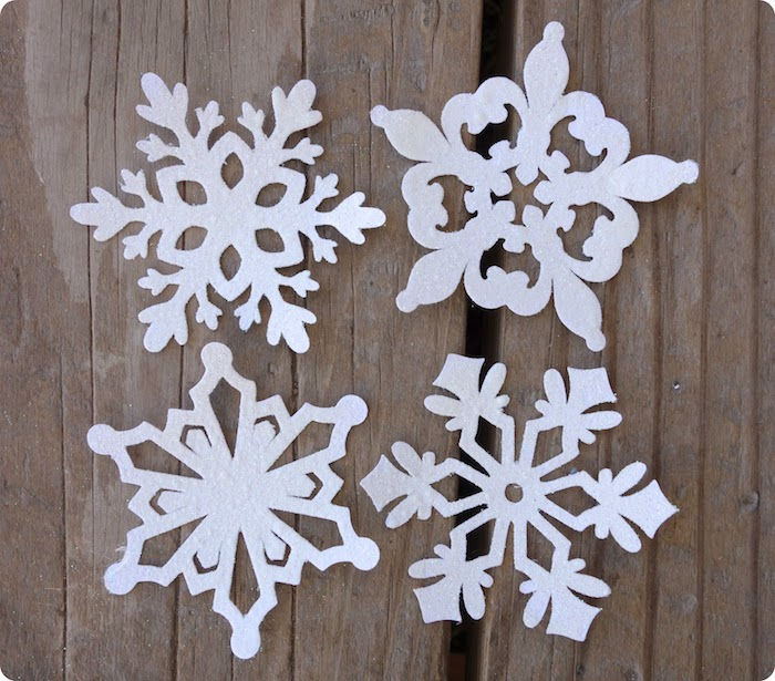Papierové snehové vločky - štyri rôzne kusy s jedinečným dizajnom