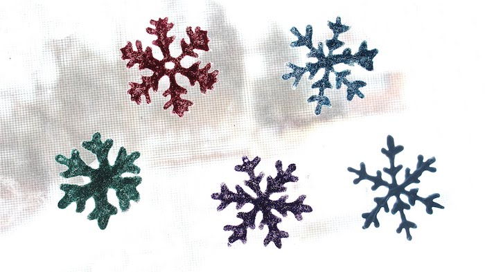 Drotárska dekorácia okien - päť snehových vločiek v rôznych farbách - červená, zelená a modrá