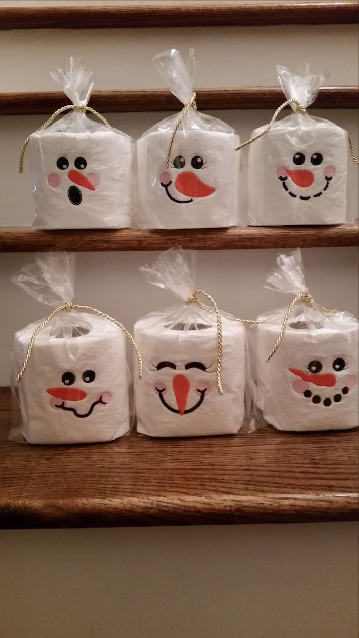 skakač snežaka - malo beli snežaki iz toaletnega papirja - snežaki s črnimi očmi in oranžnimi nosi