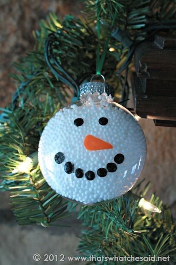 malý biely snehuliak s čiernymi očami a oranžový nos - snehuliak vytvárajúci polystyrén