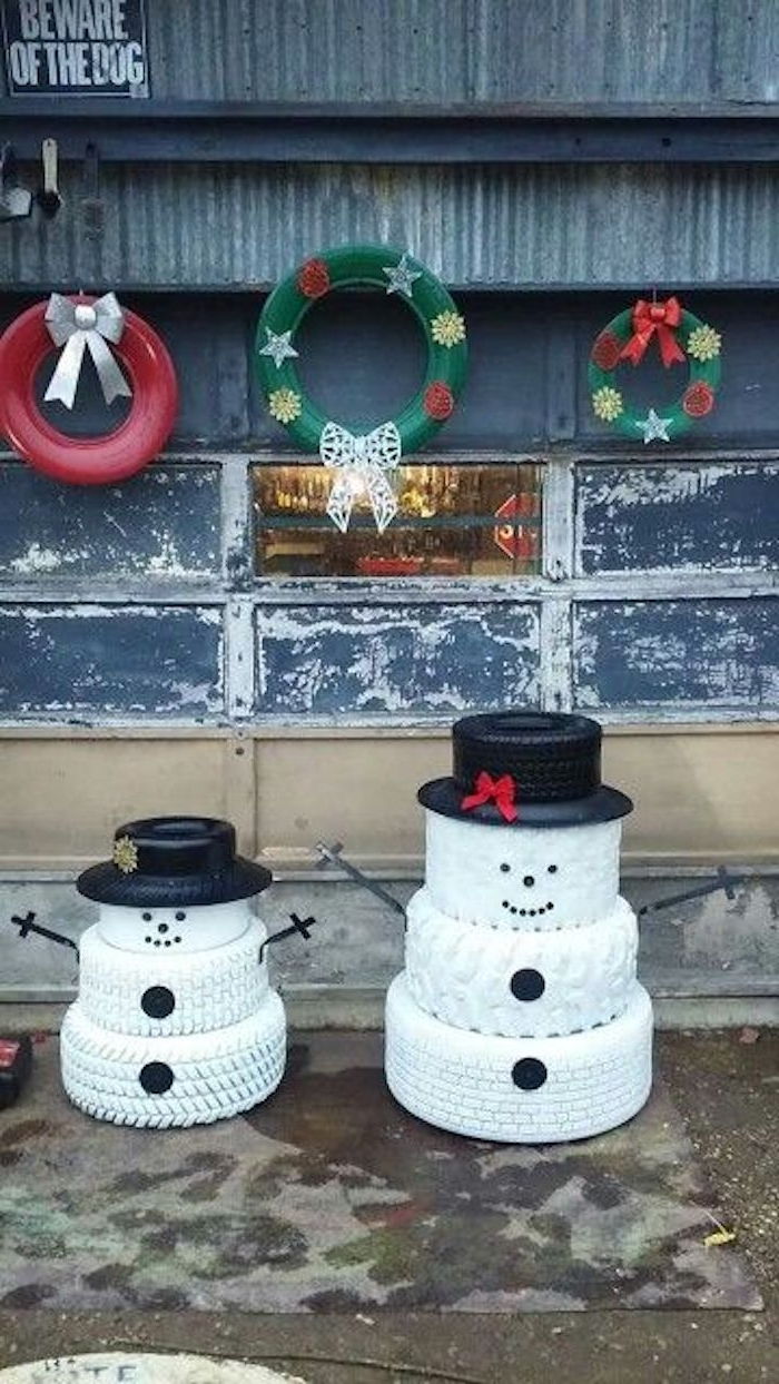 dvaja veľkí biele snehuliači z dospelých s čiernymi klobúkmi, čiernymi očami a čiernymi gombíkmi