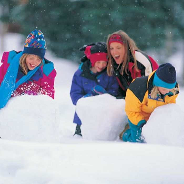 De construire om de zăpadă de trei fericit-copii-in-zăpadă