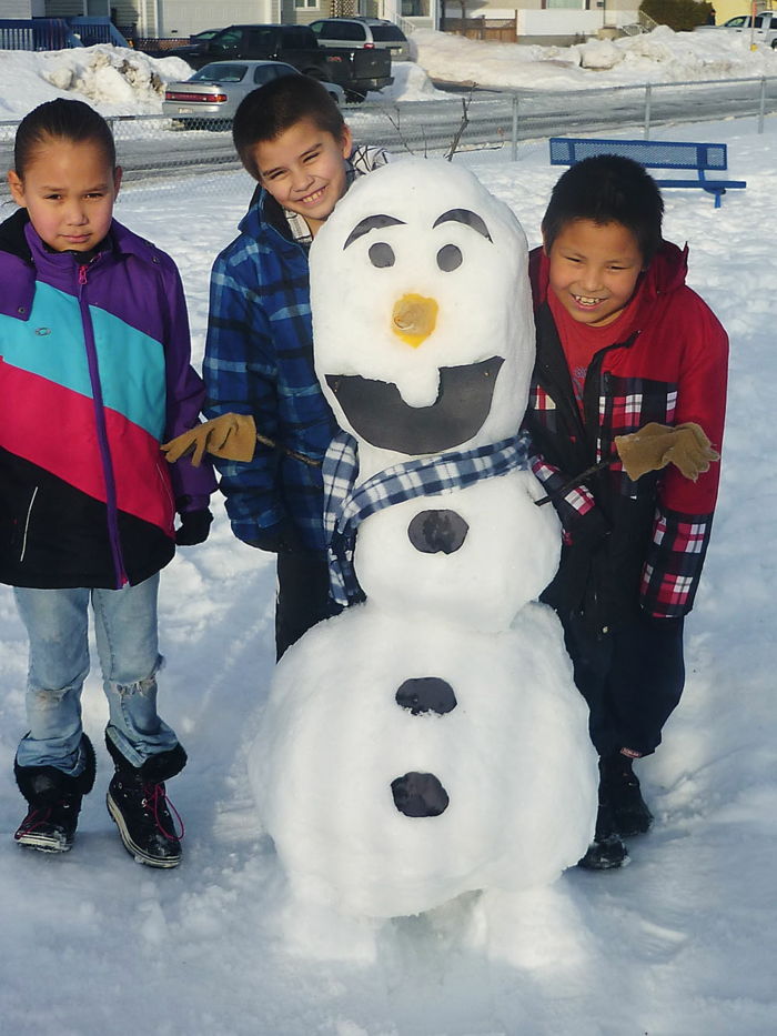 Construirea unui om de zăpadă - copiii se joacă împreună