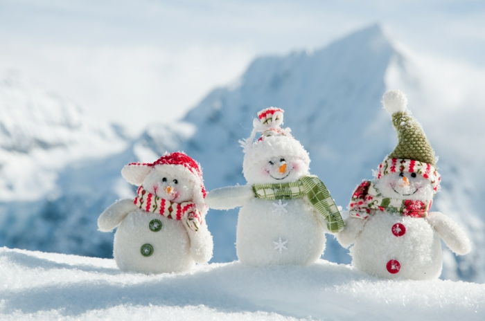 om de zăpadă-clădire cu trei frumoase modele-