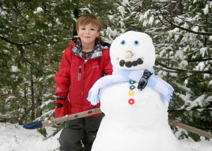 om de zăpadă-build-un-tanar-next-the-om de zăpadă