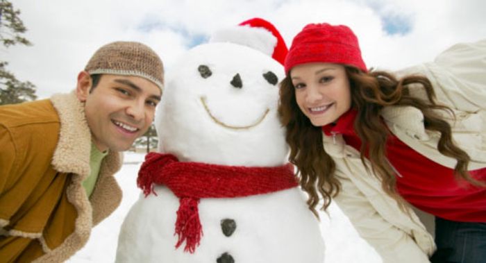 om de zăpadă-build-un cuplu de dragoste-având-distractiv-împreună