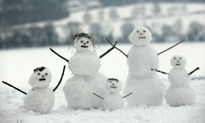 snømann-bygge-en-kunstnerisk-familie-fiksing og triksing