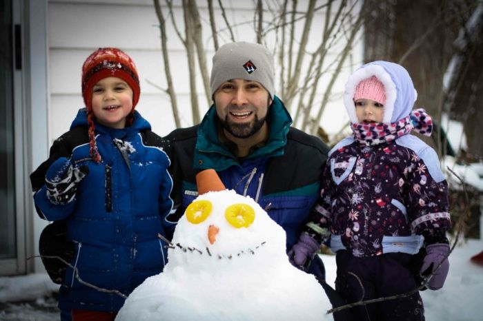 om de zăpadă-clădire-papa-și-lui-doi copii