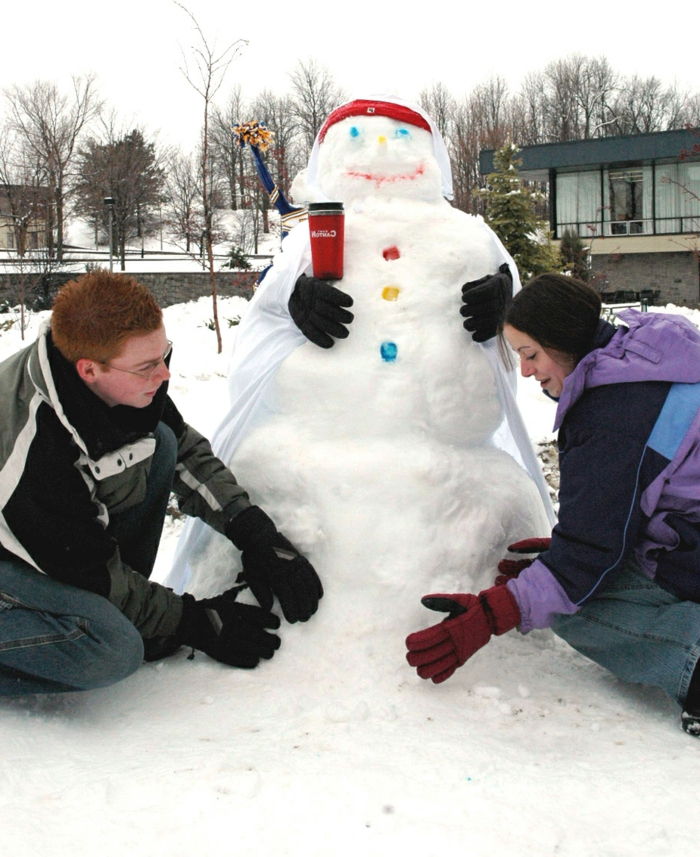 prieteni clădire om de zăpadă-foarte-mare-model de două-