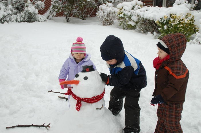 Clădire om de zăpadă-mare-design-mici-copii