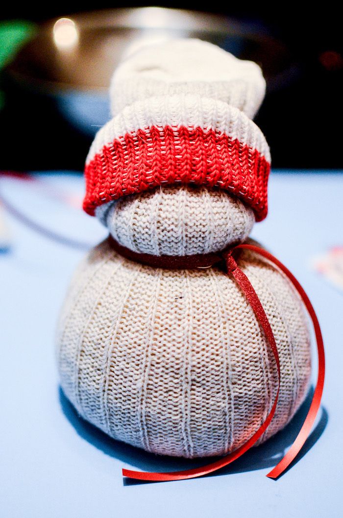 skakalec snežaka - beli snežak iz nogavic in z rdečim klobukom in rdečim šalom