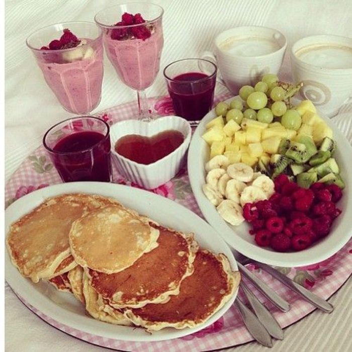 Frokost, frukt, pannekaker, juice, cappuccino, milkshake